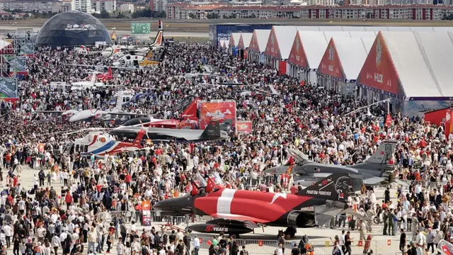 Teknofest'ten bir görüntü. Atatürk Havalimanı'ndaki özel tasarım uçaklar, ziyaretçiler tarafından inceleniyor. 