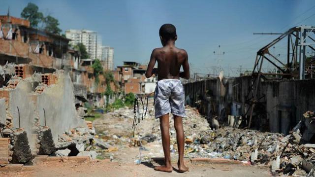 Menino descalçocódigos promocionais betanocomunidadecódigos promocionais betanobaixa renda