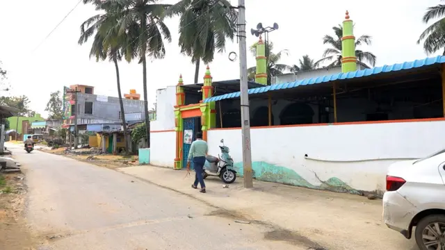 కె. కొత్తపేట గ్రామంలోని మసీదు 