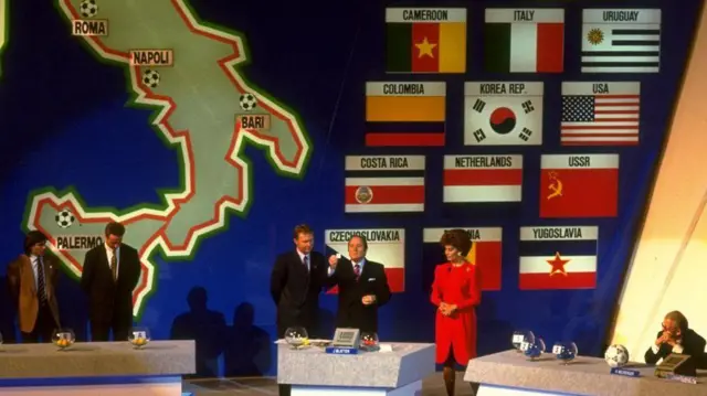  سوفیا لورن (با لباس قرمز) و سپ بلاتر در مراسم قرعه کشی جام جهانی ۱۹۹۰