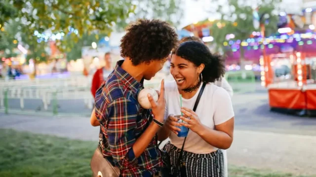 دوه ځوانان سره خاندي