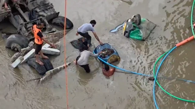 குஜராத், பாலம் விபத்து, வடோதரா, மஹிசாகர், ஆனந்த் தொகுதி, சௌராஷ்டிரா, கம்பிரா பாலம் மீட்புப் பணிகள் 