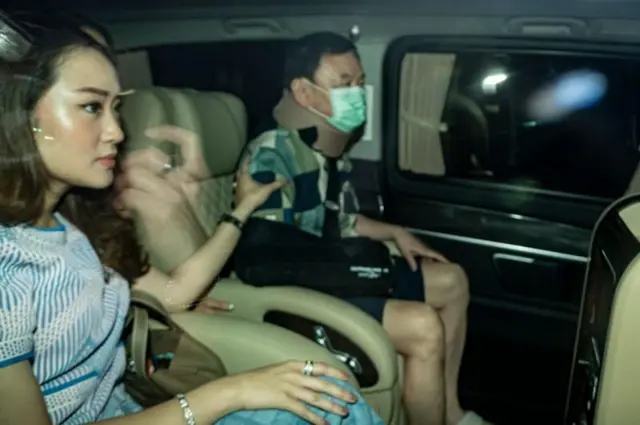 ทักษิณ สวมเฝือกอ่อนพยุงคอและอุปกรณ์คล้องแขน ออกจาก รพ.ตำรวจ เมื่อ 18 ก.พ. โดยมีบุตรสาวทั้ง 2 คนไปรับ