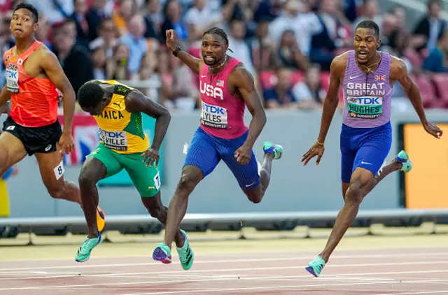 ලෝක මලල ක්‍රීඩා තරගාවලියේ මීටර් 100 රන් පදක්කම ජයග්‍රහණය කිරීමෙන් පසු අදහස් දක්වමින් නෝවා ලයිල්ස් පැවසුවේ තමන් තරගාවලියට පැමිණියේ රන් පදක්කම් තුනක් ජයග්‍රහණය කිරීමේ අපේක්ෂාවෙන් බවයි. 