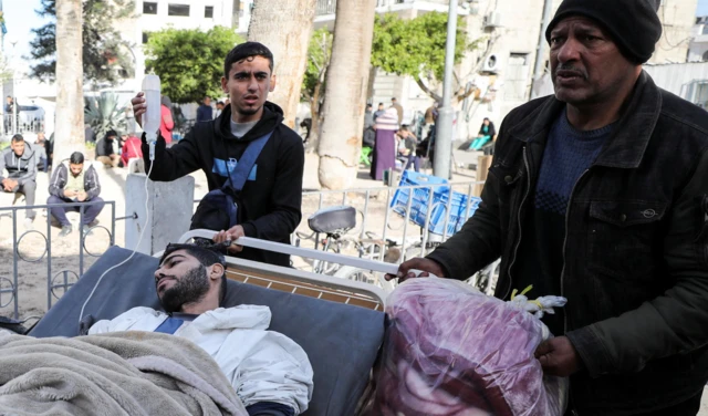 جرحى فلسطينيون تم إجلاؤهم من مستشفى كمال عدوان في شمال غزة، بعد أن داهمت القوات الإسرائيلية المنشأة الطبية