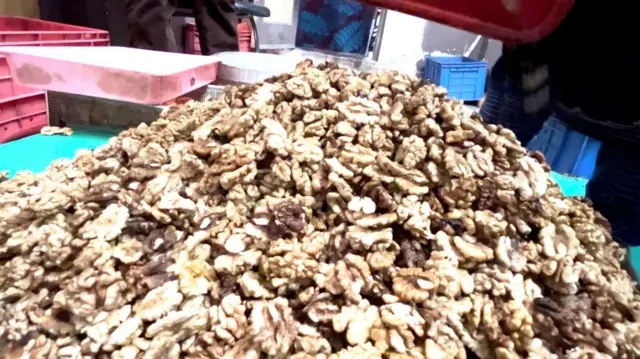 नूर मोहम्मद के अनुसार कश्मीर में अखरोट के प्रोडक्शन में सख्त कमी आई है और मांग बहुत ज़्यादा है 