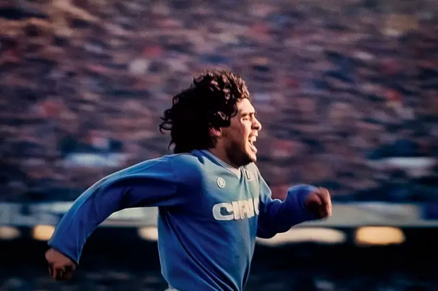 ম্যারাডোনার ন্যাপোলিকে অনেক ফুটবল ইতিহাস লেখকই, ‘ওয়ান ম্যান টিম’ বলে উল্লেখ করেছেন।