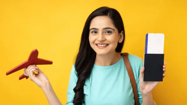 ਪਾਸਪੋਰਟ ਨਾਲ ਭਾਰਤੀ ਔਰਤ