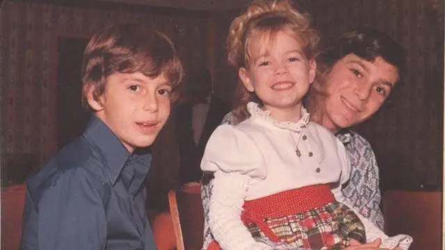 తన ఇద్దరు సోదరులతో వ్యాల్