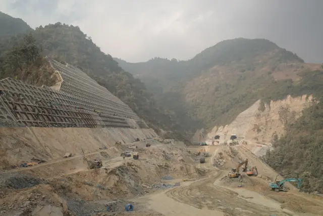 फ्रास्ट ट्र्याकमा निर्माण कार्य