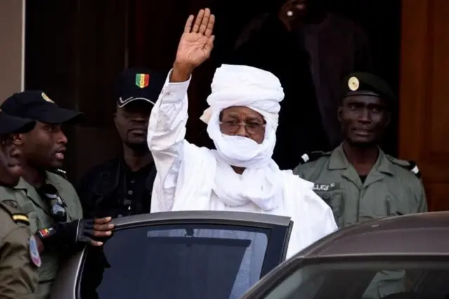 Hissène Habré akitoa ishara anapotoka katika kesi ya utambulisho katika mahakama ya Dakar tarehe 3 Juni 2015.