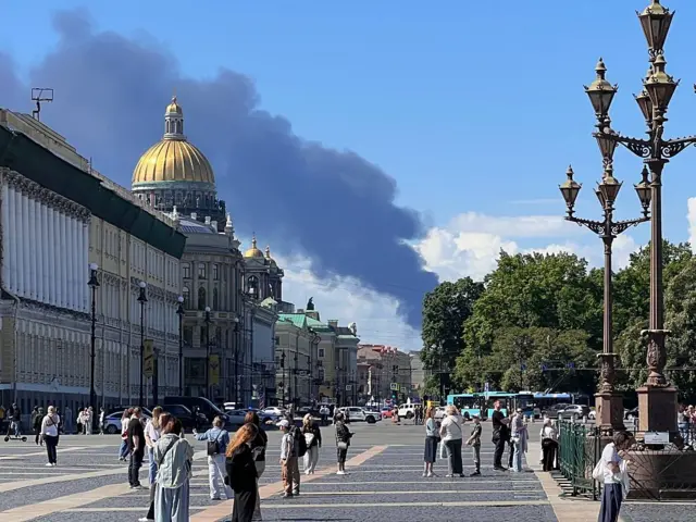 Чорний дим піднімається після того, як Україна здійснила атаки безпілотних літальних апаратів (БПЛА) у день відкриття Санкт-Петербурзького міжнародного економічного форуму, однієї з найвідоміших організацій Росії, у Санкт-Петербурзі, Росія, 3 червня 2026 року