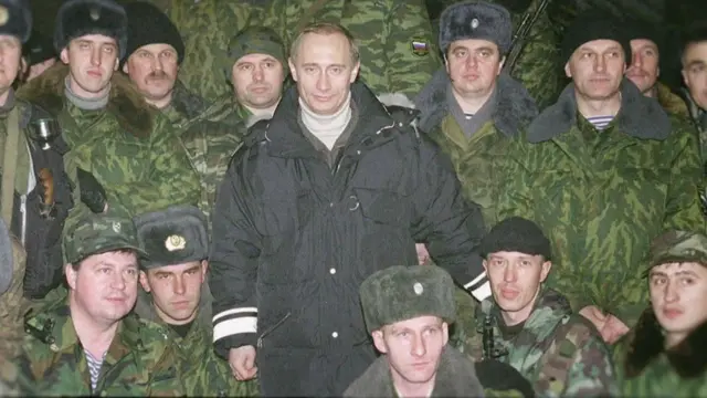 Ўрта даражадаги, номаълум KGB зобити, кейинчалик дунёдаги энг таниқли етакчилардан бирига айланди. 