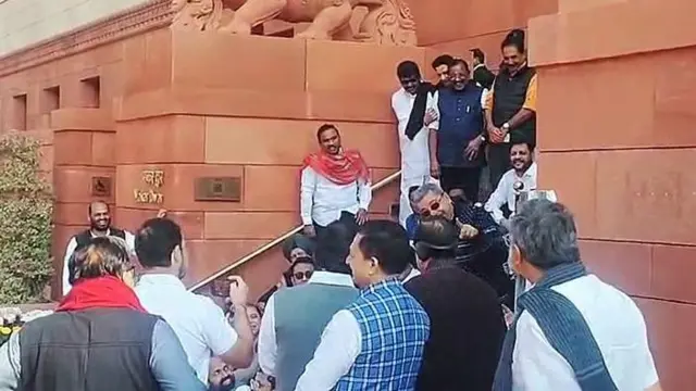 संसद के बाहर राहुल गांधी