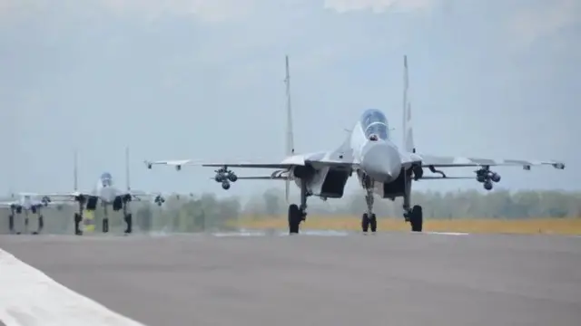 Pesawat Sukhoi bersiap lepas landas dari Lanud Iswahjudi Magetan, Jawa Timur.