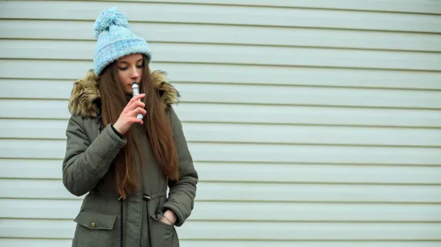 Devojčica puši vejp