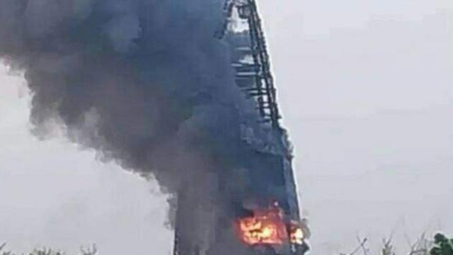 Esta foto tirada em 17 de setembro de 2023 mostra as chamas na torre da Greater Nile Petroleum Oil Company, em Cartum