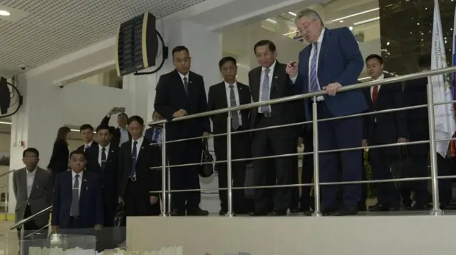 ဗိုလ်ချုပ်မှူးကြီးမင်းအောင်လှိုင်ရဲ့ မနှစ်က ရုရှားခရီးစဉ်မှာတွေ့ရတဲ့ ဒုတိယဗိုလ်မှူးကြီးကျော်ဇောရဲ(နက်ကတိုင်အနီတပ်ဆင်ထားသူ)