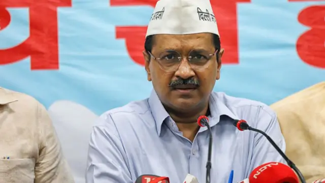 অরবিন্দ কেজরিওয়াল মুখ্যমন্ত্রীর পদ থেকে ইস্তফা দিতে অস্বীকার করেছেন।