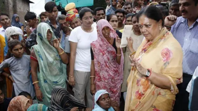 माजी मुख्यमंत्री वसुंधरा राजे आपला मुलगा आणि झालावाडचे खासदार दुष्यंत सिंह यांच्यासोबत जखमी मुलांच्या नातेवाईकांना भेटण्यासाठी गेल्या होत्या.