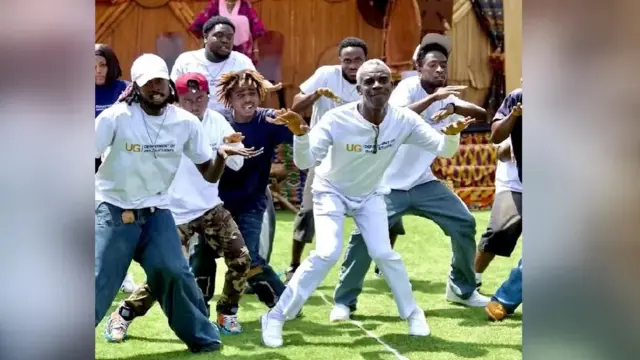 Dr Terry Bright Ofosu dey dance wit im students