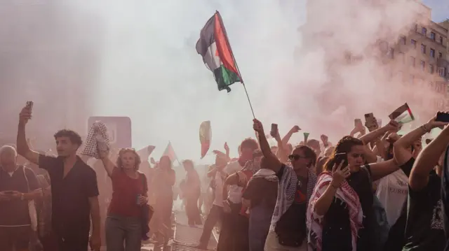 اشتبكت شرطة مكافحة الشغب مع متظاهرين مؤيدين للفلسطينيين، عطلوا المرحلة الأخيرة من سباق "لا فويلتا" للدراجات الهوائية في مدريد، إسبانيا، في 13 سبتمبر/أيلول 2025. 