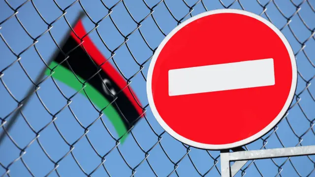 علم ليبيا خلف إشارة ممنوع