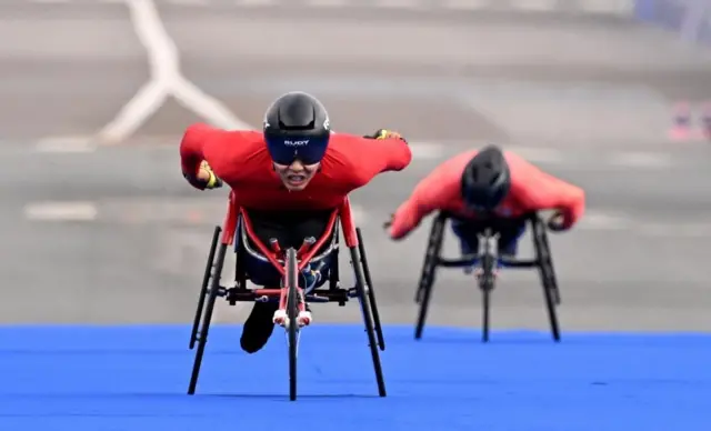 最終盤のデッドヒートで金(左)が鈴木の先に出た