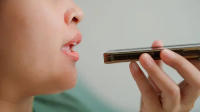 Mulher conversando com IA ao telefone