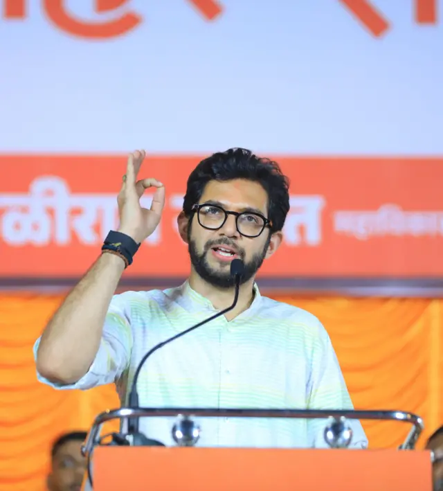 आदित्य ठाकरे यांनी दावोस दौऱ्यावरुन सरकारवर टीका केली आहे.