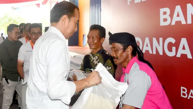 Presiden Jokowi memberikan bantuan pangan cadangan beras pemerintah (CBP) di Gudang Bulog Klahang, Kabupaten Banyumas, Jawa Tengah, Rabu (03/01/2024)