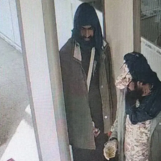 تصویر کمره امنیتی که در ظاهرا حمله‌کننده را در دروازه وزارت امور مهاجرین نشان می‌دهد