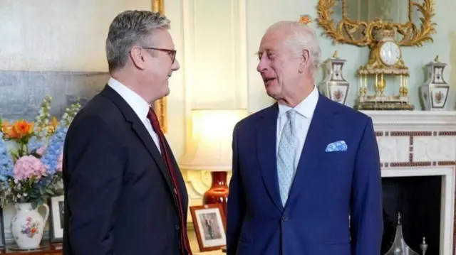 স্টারমারকে সরকার গঠনের আমন্ত্রণ জানান রাজা চার্লস্