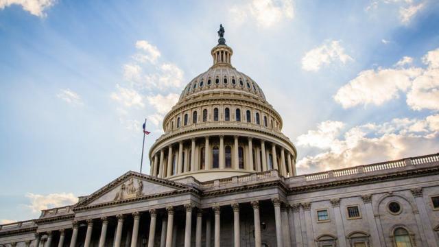 アメリカ上院、ウクライナやイスラエルなど外国支援の予算案可決 下院での見通し不透明 - BBC.com