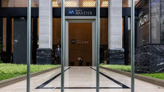 Fachada da sede do banco Master com grades, em São Paulo