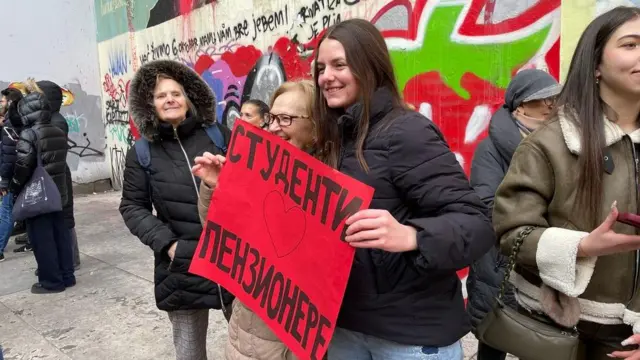 Пензионерка са студенткињма на Студентском тргу