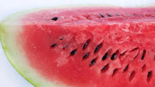 Wata kankana da aka yanka da ƴaƴanta a tsakiya