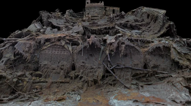 Geminin ikiye bölündüğü pruvanın arkasında bir kazan dairesi var