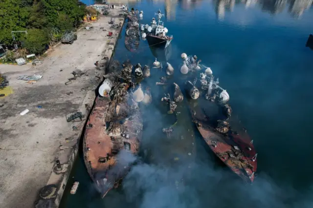 Uma foto aérea mostra navios de guerra sírios destruídos durante um ataque israelense noturno à cidade portuária de Latakia em 10 de dezembro de 2024