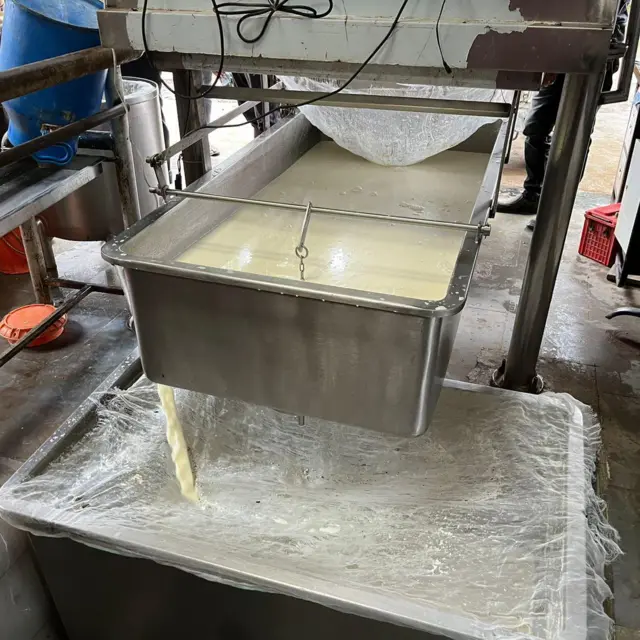 राज्यात खासगी आणि सहकारी संघांकडून दूध संकलन केलं जातं.