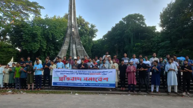 উপাচার্য নিয়োগের দাবিতে চট্টগ্রাম বিশ্ববিদ্যালয়ে আন্দোলনরত শিক্ষার্থীরা