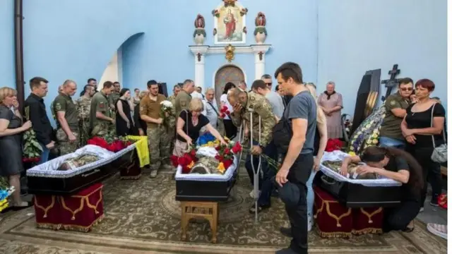  Киевде курман болгондордун тажиясы. "Согуштун кесепети дагы далай жылдар бою сезилет ", - деп жазат Дүйнөлүк банк.