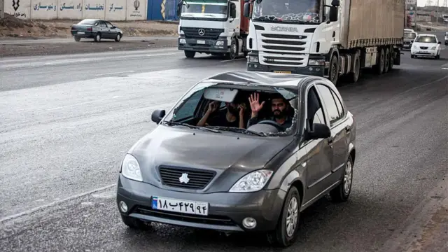 سائق سيارة بزجاج أمامي محطم بعيداً عن منطقة الميناء