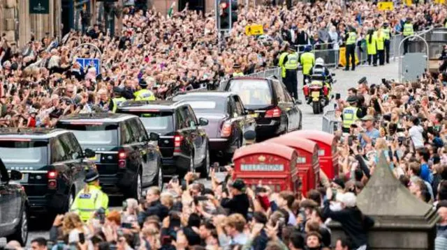 Ndị mmadụ jupụtara n'okporoụzọ ịkwanyere Ezenwaanyị Elizabeth II ugwu ikpeazụ