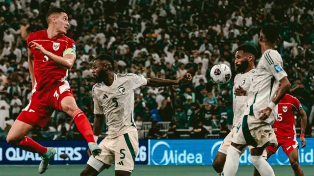 Pesepak bola Timnas Indonesia Jay Noah Idzes (kiri) berebut bola dengan pesepak bola Arab Saudi Hassan Al Tambakti (kedua kiri) pada pertandingan putaran keempat Kualifikasi Piala Dunia 2026 zona Asia di Stadion King Abdullah Sport City, Jeddah, Arab Saudi, Rabu (8/10/2025). Indonesia dikalahkan Arab Saudi dengan skor akhir 2-3.