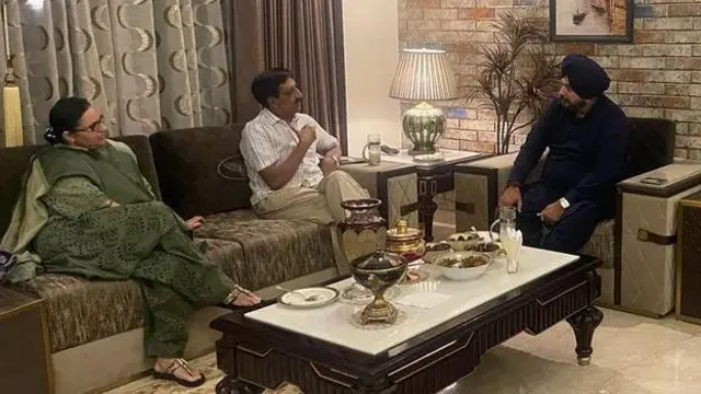काँग्रेस नेते नवजोत सिंग सिद्धू यांच्यासोबत रजिया सुलताना आणि माजी डीजीपी मोहम्मद मुस्तफा