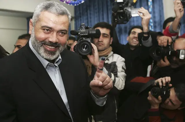 اسماعیل هنیه رهبر سیاسی گروه فلسطینی حماس در ۲۵ ژانویه ۲۰۰۶ هنگام دادن رای