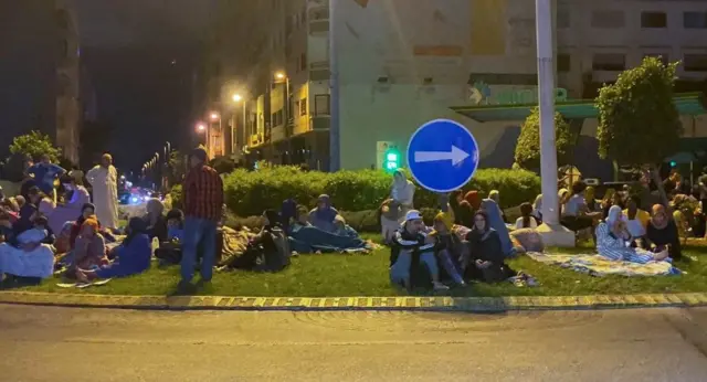 Des personnes se rassemblent dans une rue de Casablanca, à la suite d'un puissant tremblement de terre au Maroc, le 9 septembre 2023.