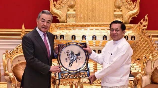 ဧပြီ ၂၅ ရက် မစ္စတာ ဝမ်ယိနဲ့ ဦးမင်းအောင်လှိုင်တွေ့ဆုံစဉ်