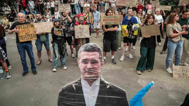 Протестувальники за картонковою фігурою Михайла Федорова